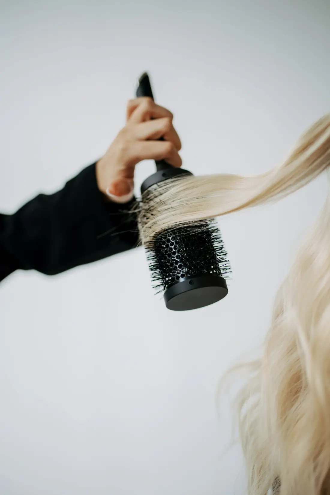Backstage targów fryzjerskich — przygotowania przed pokazem na scenie Hair & Barber